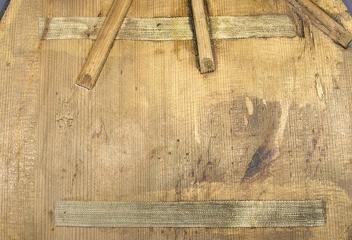 Linen strips on the underside of the Sanguino guitar