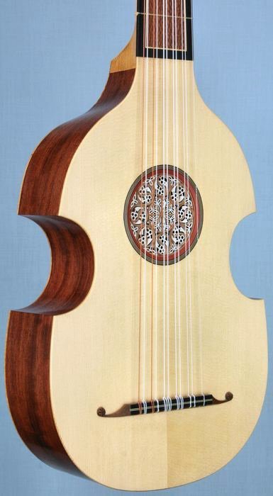 Viola da mano body in perspective view